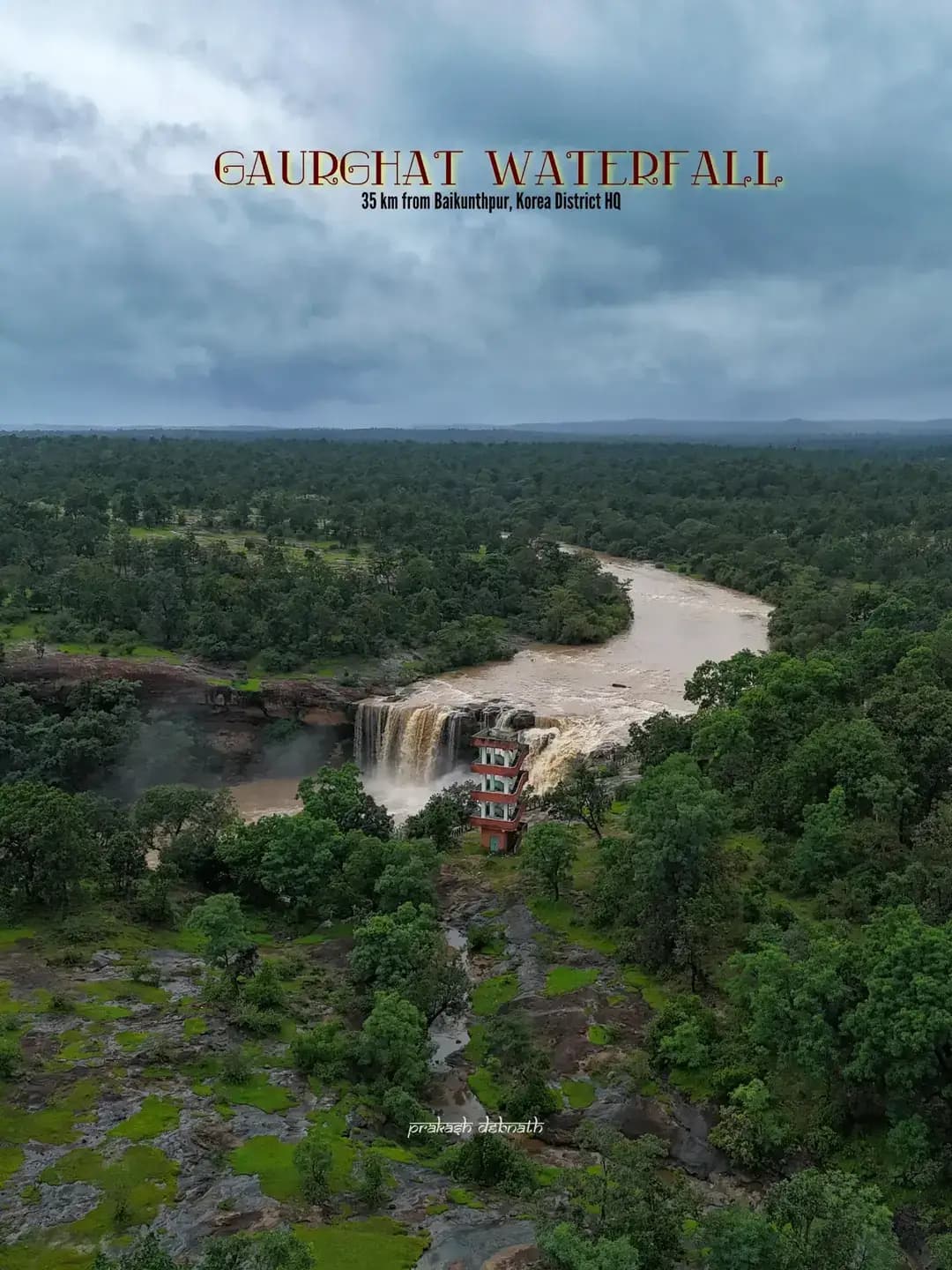 🌿 गौरघाट जलप्रपात | Gaurghat Waterfall, Korea chhattisgarh
छत्तीसगढ़ के कोरिया जिले में स्थित गौरघाट जलप्रपात प्रकृति प्रेमियों के लिए एक खूबसूरत जगह है। 🌳💧
📍 स्थान: गौरघाट, कोरिया जिला, छत्तीसगढ़
📍 जिला मुख्यालय बैकुंठपुर से दूरी: लगभग 35–40 किमी
🚗 कैसे पहुँचे?
बैकुंठपुर से गौरघाट जलप्रपात की ओर सड़क मार्ग से आसानी से पहुँचा जा सकता है। अंतिम हिस्से में प्राकृतिक रास्ते/पैदल मार्ग मिल सकता है, इसलिए बरसात में सावधानी रखें।
🌧️ घूमने का सबसे अच्छा समय:
मानसून और मानसून के बाद, जब झरना पूरे वेग में रहता है और आसपास की हरियाली बेहद खूबसूरत दिखाई देती है। 🌿
अगर आप कोरिया घूमने जा रहे हैं, तो गौरघाट को अपनी लिस्ट में जरूर शामिल करें। ❤️
#gaurghatwaterfall
#gochhattisgarh
#chhattisgarhguide
#chirimiridiaries
#koreadist