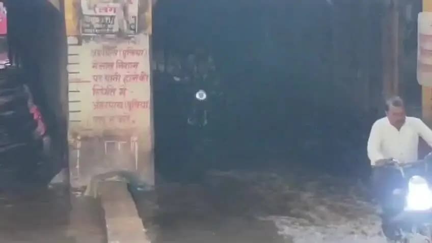 बीना: सागर फाटक अंडरब्रिज में भरा पानी, तेज बहाव में निकलने से कई वाहन हुए बंद, लोग होते रहे परेशान
#jansamasya