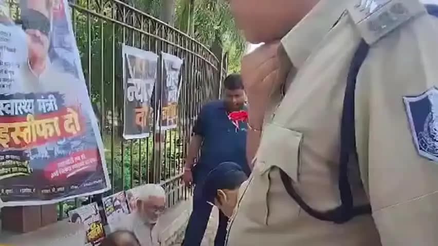 बैरसिया: भोपाल में पुलिस ने रीवा के कांग्रेस विधायक अभय मिश्रा को मंत्रालय के बाहर धरना स्थल से हटाया