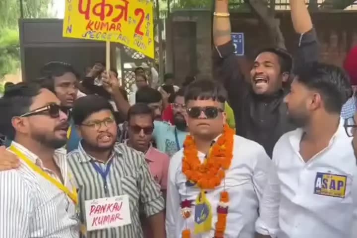 करोल बाग: DUSU चुनाव में पंकज कुमार ने मिरांडा हाउस में किया प्रचार