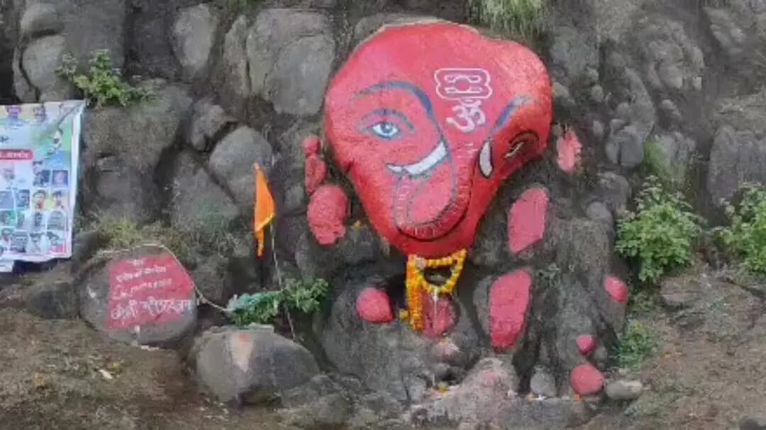 खकनार: जहां पहाड़ों ने धारण किया गणपति का स्वरूप झूमकी घाट में प्रकृति के बीच विराजे विघ्नहर्ता