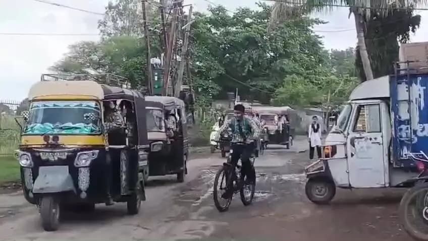 बीना: रेलवे क्षेत्र से लगा पीजी कॉलेज रोड क्षतिग्रस्त, विद्यार्थियों से लेकर वाहन चालक हो रहे दुर्घटना का शिकार
#jansamasya