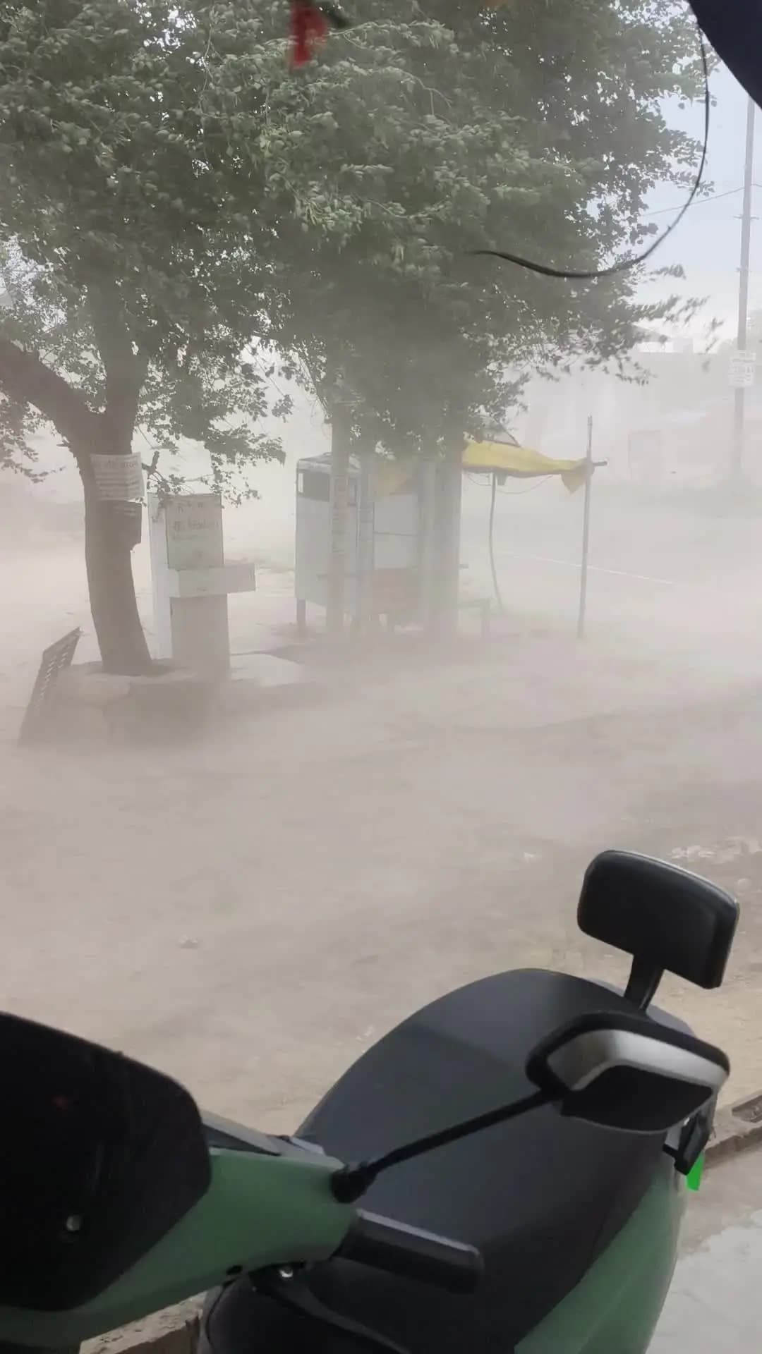 मैनपुरी रोड कंथरी चौराहा पर
आधी तूफान
