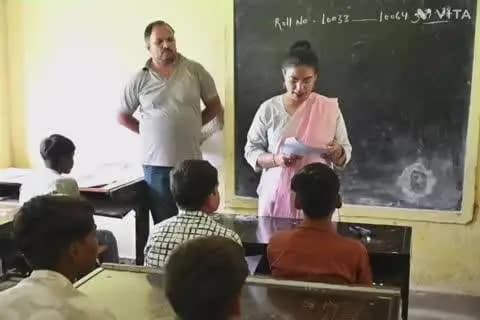 विजयपुर: कलेक्टर ने ली दसवीं के बच्चों की इंग्लिश क्लास