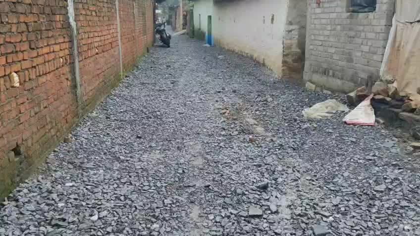 जिला कटनी : देवरा कला वार्ड-13 में विकास के नाम पर खानापूर्ति, सड़क बनी तालाब*
*कटनी / देवरा कला |* ग्राम पंचायत देवरा