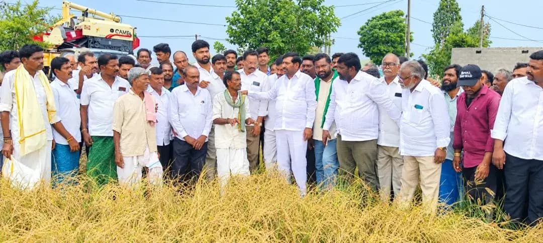 పెన్పహాడ్: పెన్పహాడ్లో ఎండిన పంట పొలాలను పరిశీలించిన మాజీ మంత్రి జగదీశ్రెడ్డి