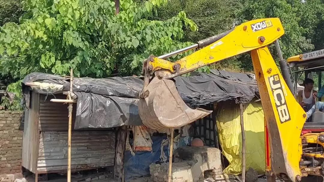 पूरनपुर: हाईवे किनारे अतिक्रमण पर चला बुलडोजर, छोटे दुकानदारों ने लगाया भेदभाव का आरोप
