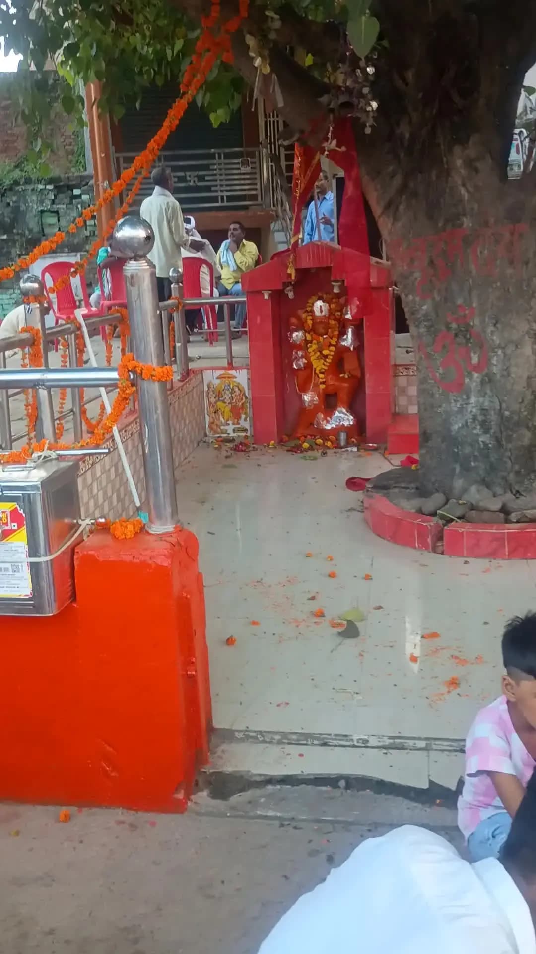 बिधूना, किशनी रोड छिबरामऊ बस स्टैंड के पास हनुमान जी के मंदिर पर ---