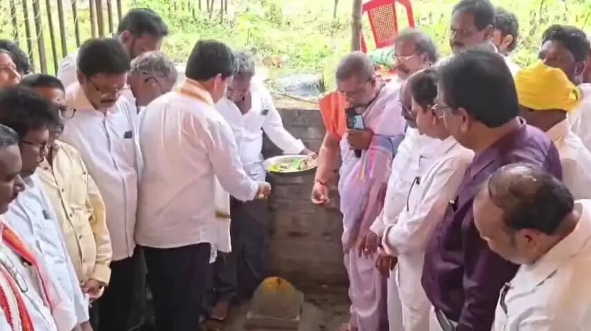 మచిలీపట్నం: మచిలీపట్నంలో మున్సిపల్ కార్యాలయ నూతన భవన నిర్మాణానికి శంకుస్థాపన