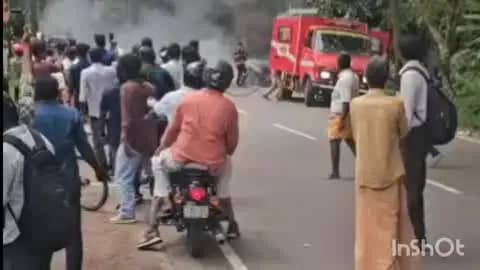 ചേർത്തല: പൂച്ചാക്കലിൽ ഓടിക്കൊണ്ടിരു വാഹനത്തിന് തീ പിടിച്ചു
