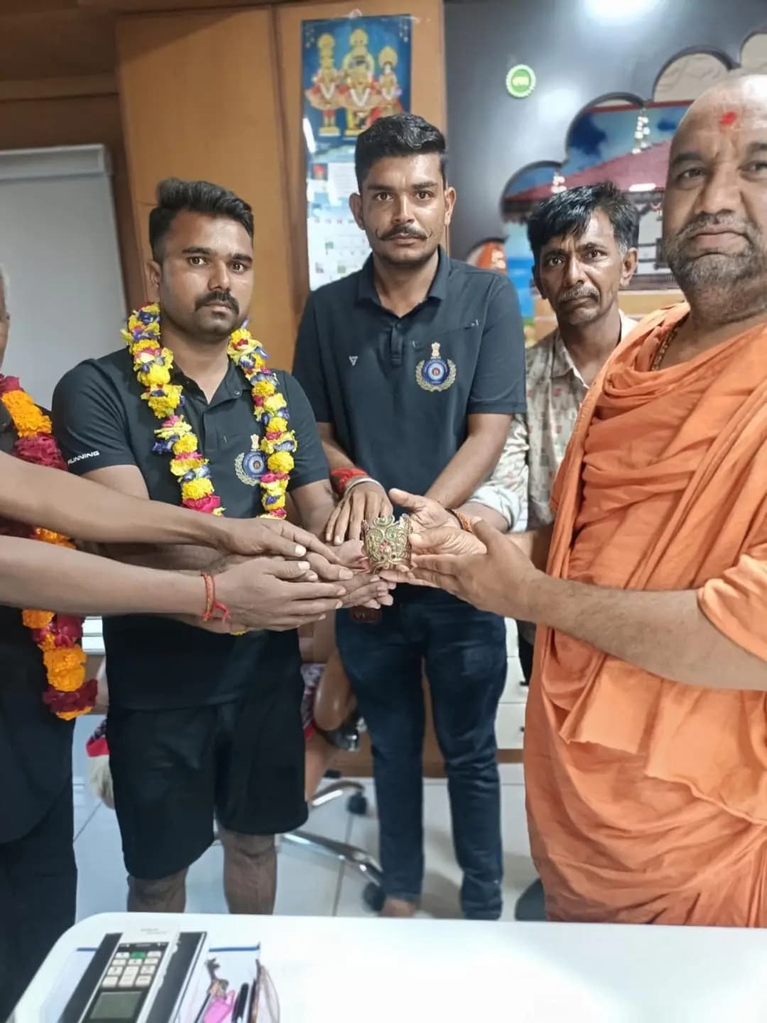 ગઢડા: ઘેલો નદીમાં ખોવાયેલો 110 વર્ષ જૂનો મુગટ ફાયર ટીમે શોધી કાઢ્યો