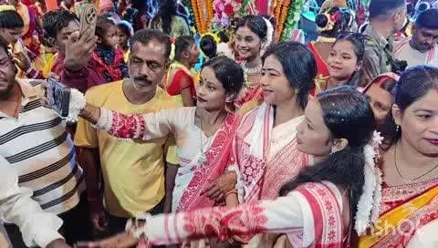मांडू: करम पर्व पर विधायक ममता देवी कुंवर टोला और पारसोतिया मुंडा टोली पहुंचीं, बहनों संग किया पारंपरिक नृत्य