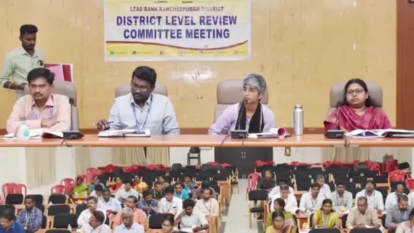 காஞ்சிபுரம்: மக்கள் நல்லுறவு மைய கூட்டரங்கில் மாவட்ட ஆட்சியர் தலைமையில் வங்கியாளர்களுடனான மாதாந்திர ஆய்வு கூட்டம்