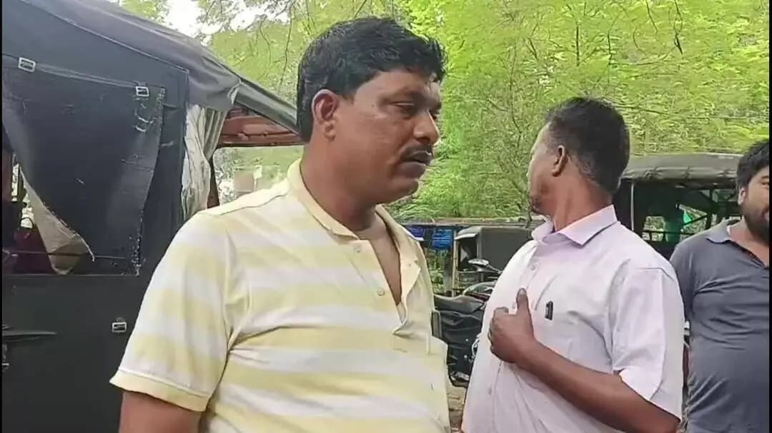 লক্ষীপুৰ: লক্ষীপুৰত পথৰ দাঁতিত পৰি থকা এগৰাকী বৃদ্ধ লোকক উদ্ধাৰ কৰি চিকিৎসালয়ত ভৰ্তি কৰোৱা সন্দৰ্ভত স্থানীয় ৰাইজৰ মন্তব্য