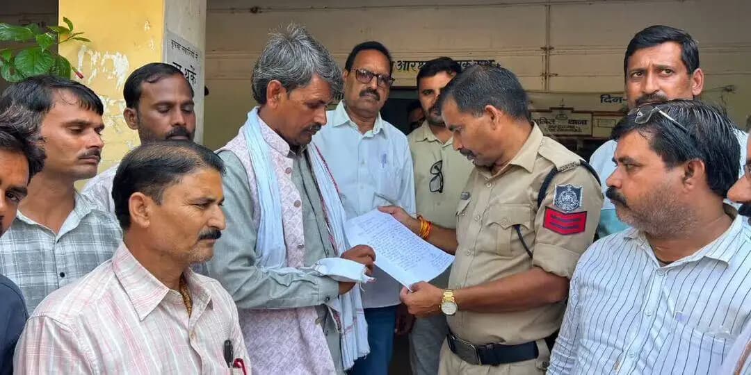 बल्देवगढ़: ग्राम पंचायत सचिव से मारपीट के विरोध में सभी सचिव, रोजगार सहायक थाने पहुंचे