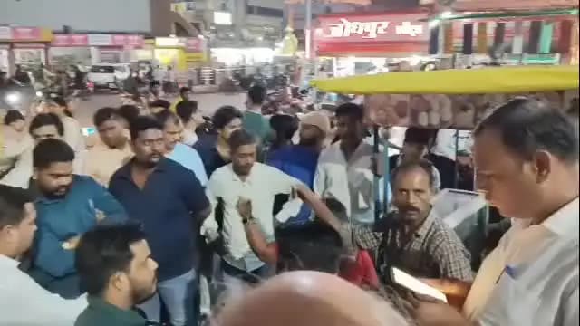 देवास नगर: केला देवी चौराहे पर ठेला हटाने पहुंची नगर निगम की टीम, विवाद के बाद पुलिस से शिकायत