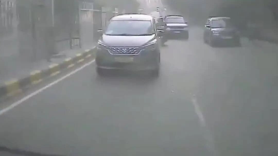 दिल्ली के शक्ति नगर में तेज रफ्तार कार डिवाइडर से टकराकर पलटी, वीडियो आया सामने