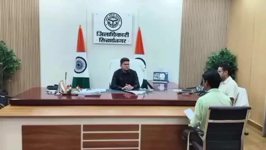 नौगढ़: जिलाधिकारी ने कलेक्ट्रेट कार्यालय कक्ष में जनसुनवाई के दौरान फरियादियों की शिकायतें सुनीं