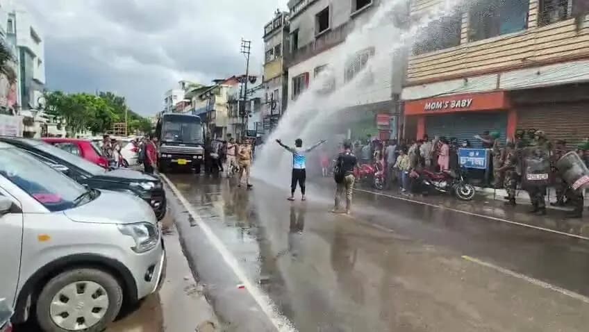 মোহনপুর: টেট উত্তীর্ণ বেকারদের বিক্ষোভে জলকামান, গ্রেফতার যুবক-যুবতীরা