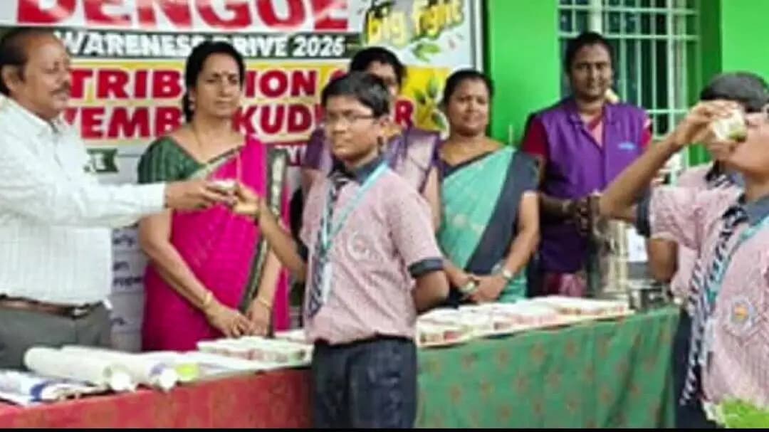 காஞ்சிபுரம்: வாலாஜாபாத் அகத்தியா மெட்ரிக்குலேசன் மேல்நிலைப்பள்ளியில் புதன்கிழமை டெங்கு காய்ச்சல் தடுப்பு மற்றும் விழிப்புணா்வு முகாம்