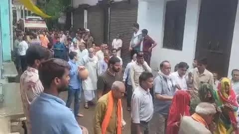 राठ: यमुना एक्सप्रेसवे के बस बर्न हादसे में मृतकों के शव राठ पहुंचे, मयंक और सरोज के परिवारों में छाया मातम