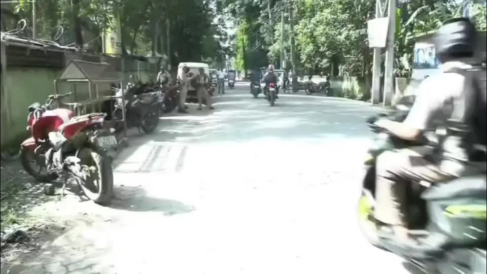 নগাঁও: বিধস্ত পথৰ বাবে নগাওঁ ৰাজীৱ ভৱনৰ কাষত প্ৰতিবাদী কাৰ্যসূচী গ্ৰহণ জিলা কংগ্ৰেছ কৰ্মীৰ