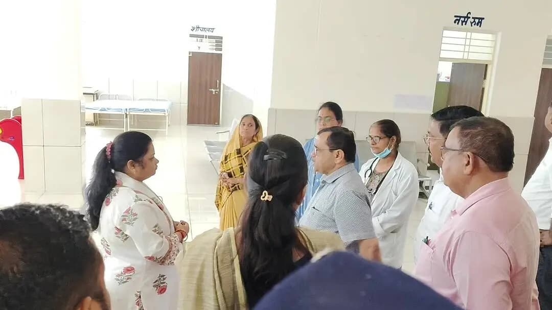 निवाड़ी: निवाड़ी जिला अस्पताल की व्यवस्थाओं का कमिश्नर ने किया निरीक्षण