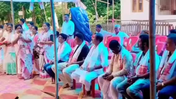 লংকা: লামডিং সমষ্টিৰ ফৰেষ্ট টিলা নামঘৰত উপস্থিত লামডিং সমষ্টিৰ বিধায়ক শিবু মিশ্ৰ