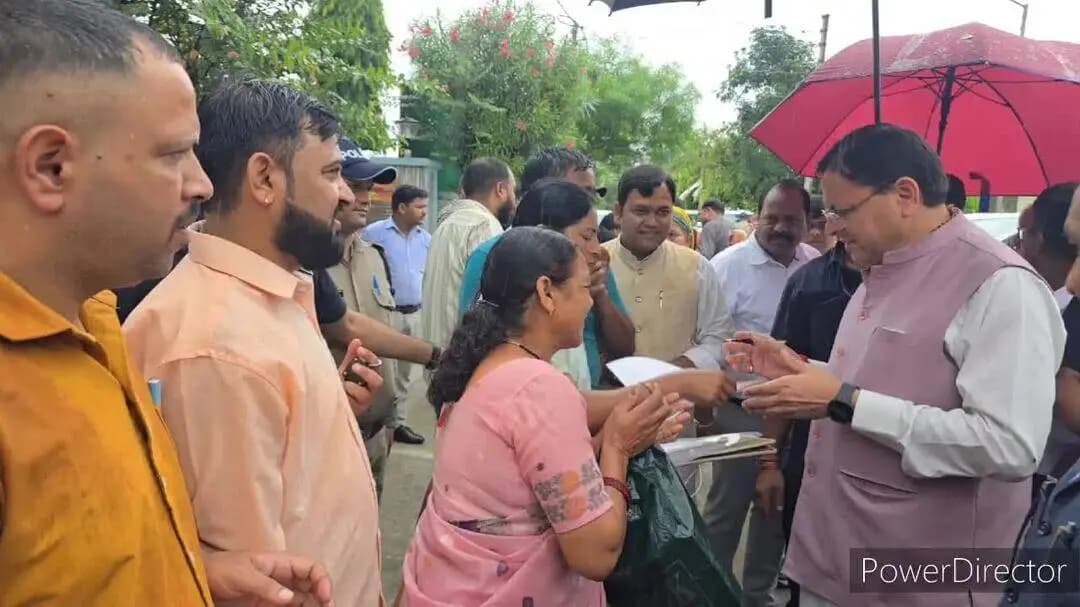 खटीमा: मुख्यमंत्री ने लोहियाहैड हैलीपैड एवं अपने निजी आवास में जनसमस्याएं सुनीं, अधिकारियों को दिए त्वरित समाधान के निर्देश