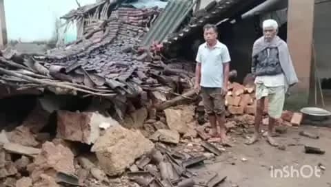 मांडू: कुंदरिया बस्ती में मूसलाधार बारिश से गिरा घर, बेघर परिवार ने पड़ोसी के घर ली शरण
