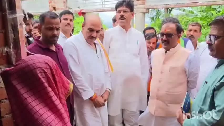 मेहगांव: संकल्प है अभियान के अंतर्गत कैबिनेट मंत्री राकेश शुक्ला ने अकलोनी गांव में हितग्राही से की मुलाकात