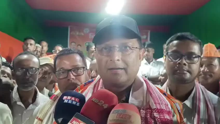নগাঁও: হাতিযুজুৱাত বিজেপি প্ৰাৰ্থী দেৱাশীষ শৰ্মাৰ উপস্থিতিত কংগ্ৰেছ, 𝐀𝐈𝐔𝐃𝐅 ৰ নেতা কৰ্মীয়ে যোগদান কৰে বিজেপি দলত