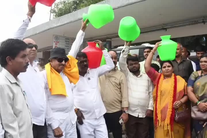ಬೆಂಗಳೂರು ಉತ್ತರ: ಕಾವೇರಿ ನೀರನ್ನು ಹರಿಸುತ್ತಿರುವುದನ್ನು ಖಂಡಿಸಿ ಮೆಜೆಸ್ಟಿಕ್ ಬಸ್ ನಿಲ್ದಾಣದಲ್ಲಿ ಕನ್ನಡ ಚಳವಳಿ ವಾಟಾಳ್ ಪಕ್ಷದ ಅಧ್ಯಕ್ಷ ವಾಟಾಳ್ ನಾಗರಾಜ್ ರಿ