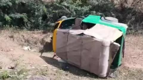 पिंडवाड़ा: विरवाडा के पास कार और सवारी टेंपो की टक्कर, हादसे में टेंपो पलटा, पांच लोग घायल