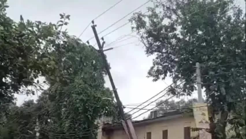 सैदपुर: अर्नब साइक्लोन ने मचाई तबाही, कई जगह पेड़ तारों पर गिरे, हाईटेंशन लाइन टूटने और पोल लटकने से बिजली आपूर्ति प्रभावित