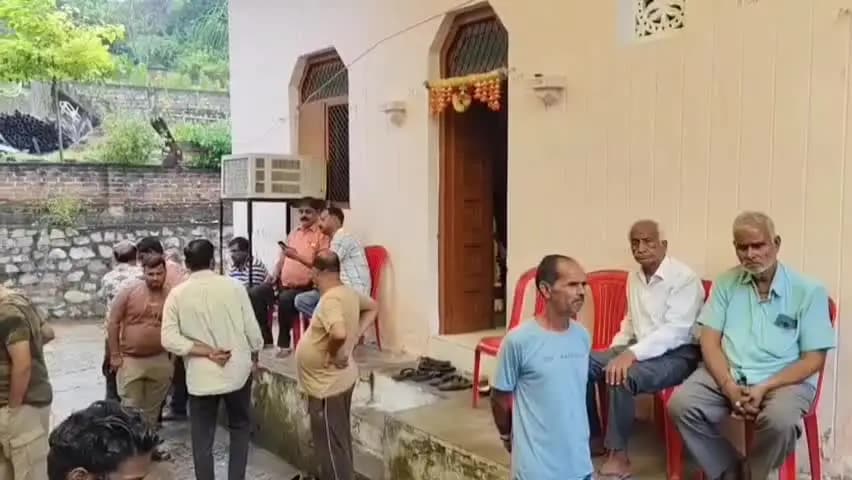चरखारी: नोएडा बस अग्निकांड में मृत बीजेपी जिला कोषाध्यक्ष की पत्नी और पुत्र के शव शुक्रवार रात पहुंचे चरखारी