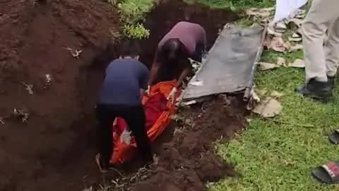 सोहागपुर: आकाशवाणी शांति धाम में नंदी गौ सेवा के गौसेवकों ने अज्ञात साधु का सम्मानपूर्वक किया अंतिम संस्कार