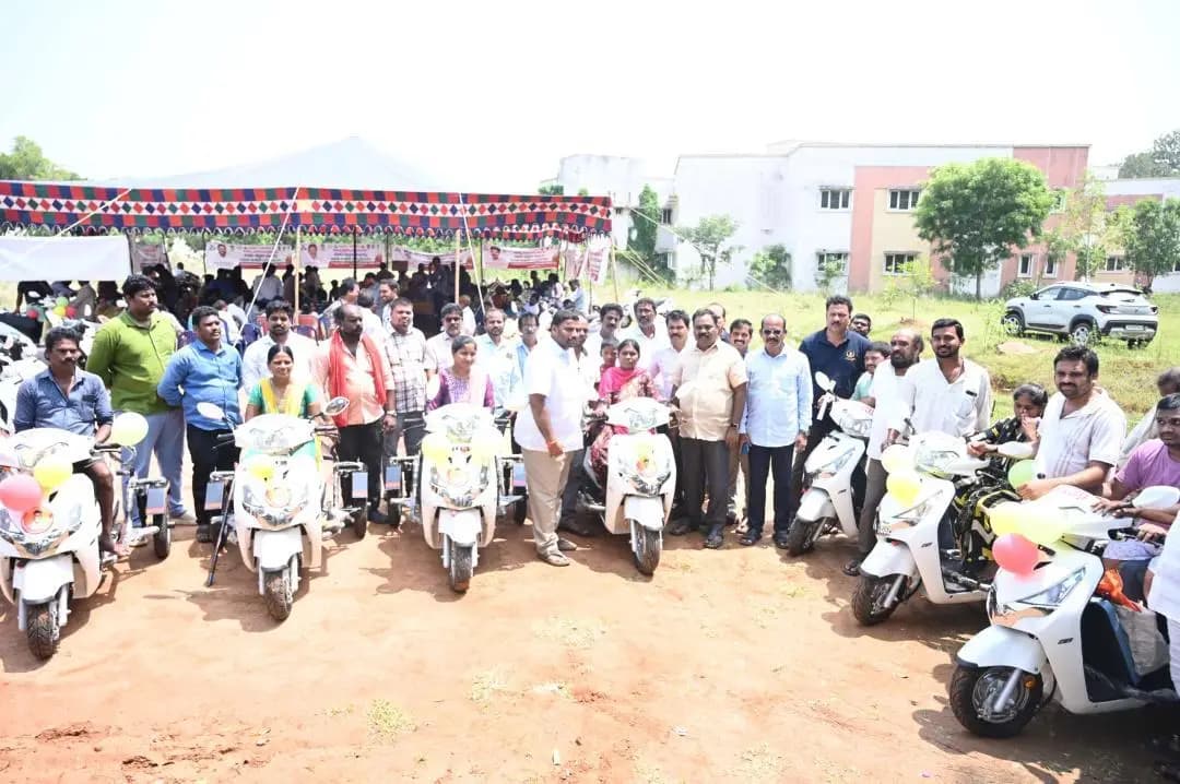 రాజమండ్రి సిటీ: రాజానగరం: 8 మంది దివ్యాంగులకు ఉచిత స్కూటీల పంపిణీ