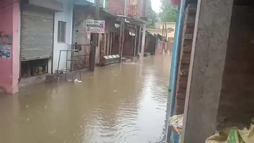 मैथा: शिवली कस्बे का गांधी नगर तालाब में तब्दील, बारिश ने जलनिकासी की पोल खोली