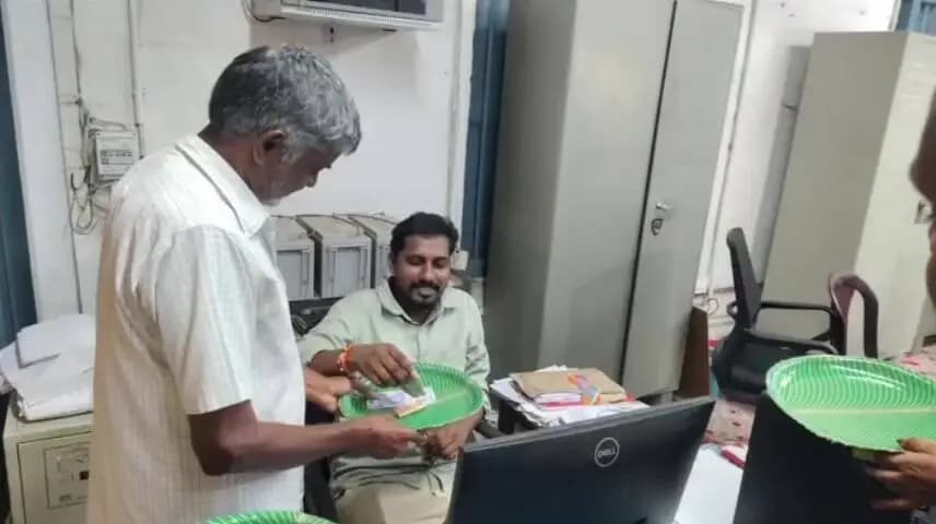రాజోలు: రాజోలులో 11వ రోజుకు చేరిన వీఆర్ఏల నిరసన: భిక్షాటన చేస్తూ వినూత్న నిరసన