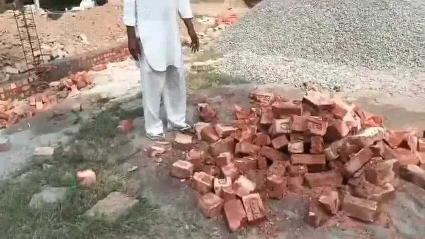 टोहाना: पिरथला में घटिया सामग्री इस्तेमाल से बिजली घर की चारदीवारी का निर्माण कार्य रुका