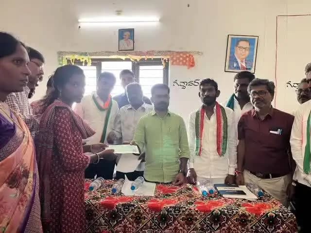 ఖానాపూర్: విద్యుత్ షాక్ కారణంగా మొక్కజొన్న పంట నష్టపోయిన బాధిత రైతులకు నష్టపరిహారం చెక్కులను అందజేసిన ఖానాపూర్ ఎమ్మెల్యే