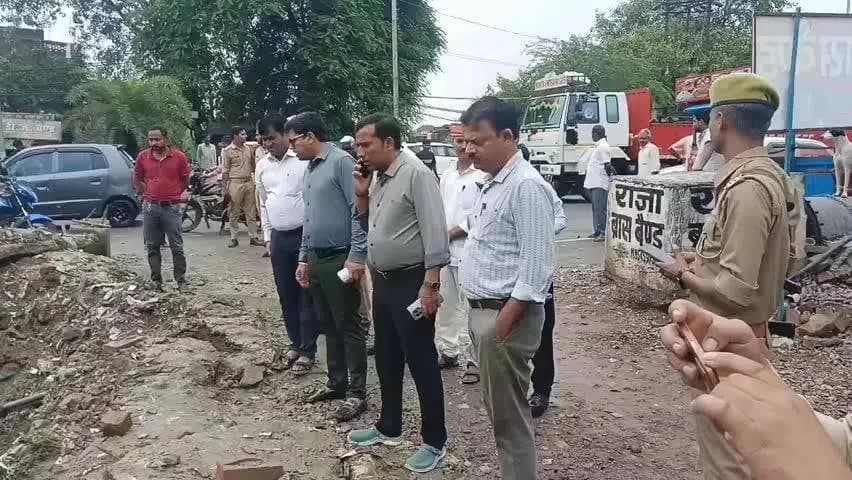 उन्नाव: उन्नाव में 36 घंटे से हो रही लगातार बारिश के बाद, उन्नाव डीएम ने अधिकारियों के साथ जल भराव क्षेत्र का किया निरीक्षण