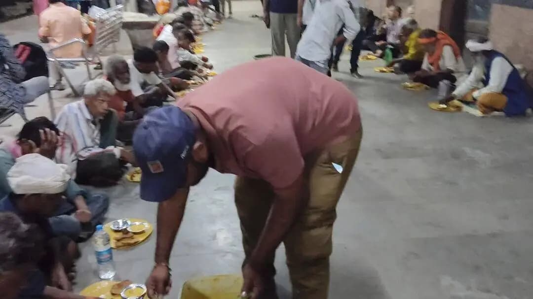 ग्राम हीरापुर से हरनारायण"बाबा जी" व संतोष रघुवंशी ने स्व.छोटेलाल रघुवंशी की गंगाजली उपरांत जरूरतमंदों को भी कराए भोजन।