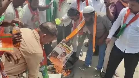 ಗದಗ: ರಾಜ್ಯ ಸರ್ಕಾರ ಆರ್ಥಿಕವಾಗಿ ದಿವಾಳಿ ಆಗಿದೆ ಎಂದು ಆರೋಪಿಸಿ ನಗರದಲ್ಲಿ ಬಿಜೆಪಿಯಿಂದ ಪ್ರತಿಭಟನೆ
