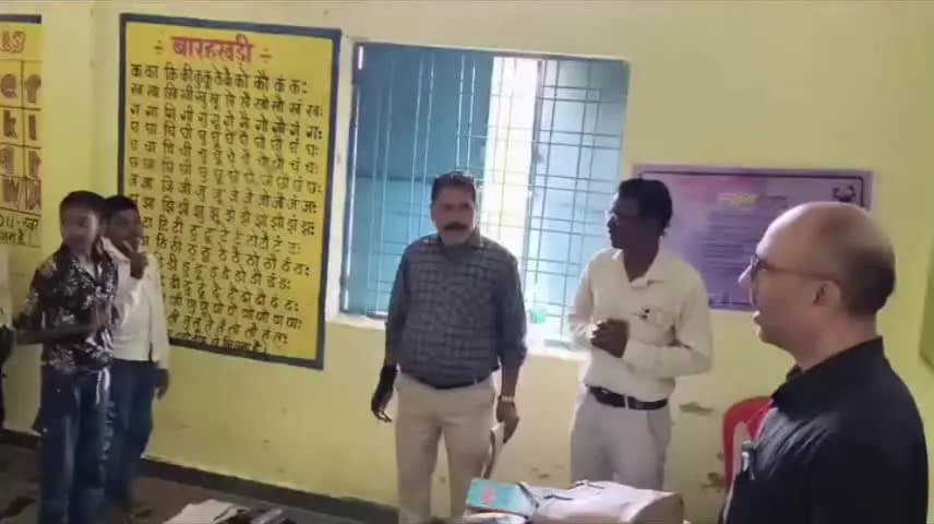 ईसागढ़: इमझेरा गांव में कलेक्टर ने स्कूल, गौशाला और सामुदायिक भवन का निरीक्षण किया