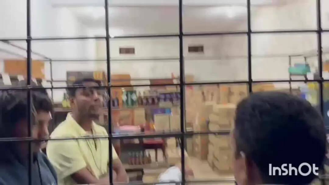 अंबिकापुर: दरिमा शासकीय शराब दुकान में नकली शराब बिक्री का आरोप, ग्राहक और सुपरवाइजर के विवाद का वीडियो हुआ वायरल