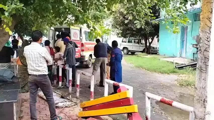 भिंड नगर: जिला अस्पताल के शवगृह पर परिजनों का हंगामा, पोस्टमार्टम रोकने की कोशिश