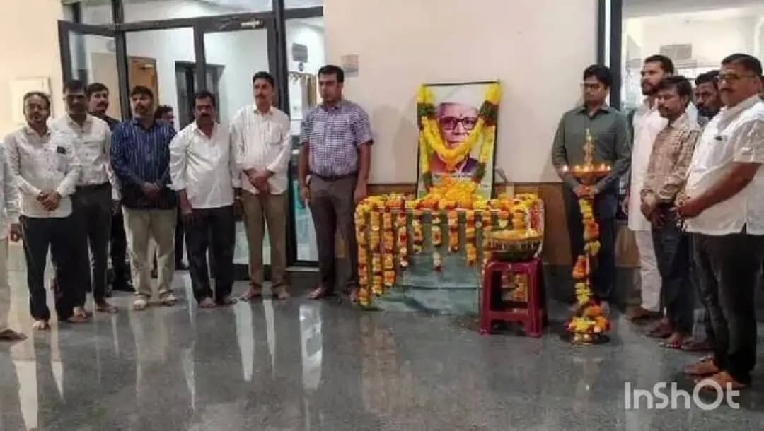 జనగాం: జనగాం కలెక్టరేట్లో ఘనంగా ఆచార్య కొండా లక్ష్మణ్ బాపూజీ జయంతి వేడుకలు
