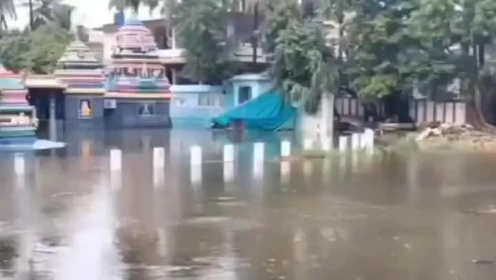 ఆచంట: గోస్తని ఉద్ధృతితో నీట మునిగిన నత్తా రామేశ్వరస్వామి ఆలయ ప్రాంగణం
